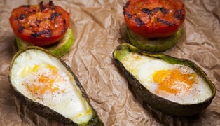 Il_forno_iyca_s_avokado_zapechennue_s_tomatami_i_kabackami