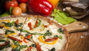 Il_forno_pizza_s_trufelnum_kremom_vyalenumi_tomatami_i_gorgonxolloy