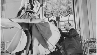 Christian-dior-inizia-il-12-febbraio-1947-con-la-sua-prima-sfilata-al-numero-30-di-avenue-montaigne-arc3a0-carmel-snow-giornalista-di-harpers-bazaar-a-incoronare-leleganza-dellinedit
