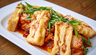 K-town_jarenyi_kimchi_so_svinoy_grudinkoy_i_tofu