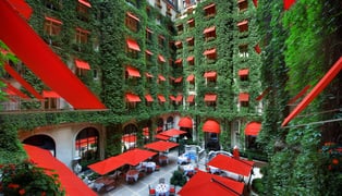Plaza_athenee_-_la_cour_jardin_1_-_may2011